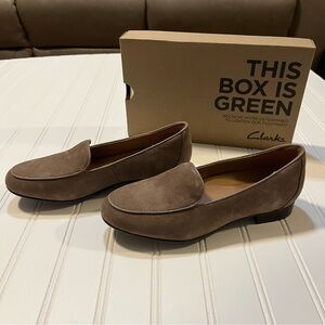 Clarks Un Blush Ease Loafers Suede Taupe Beige Comfort Flats Sz 6 NIB